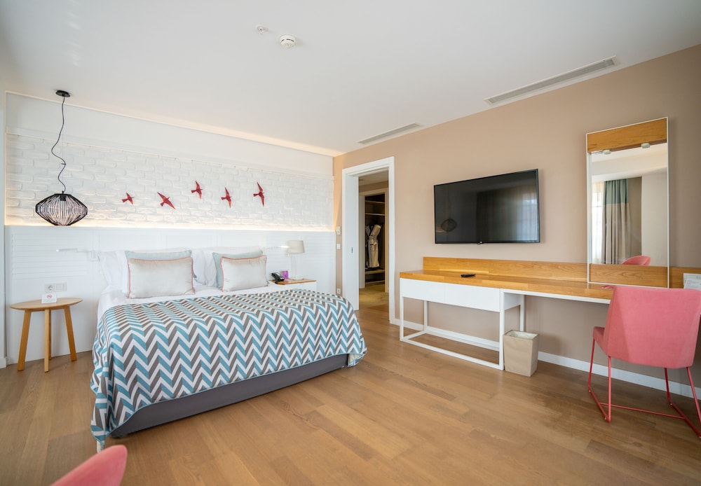 Deluxe Suite, Jetted Tub, Sea View
