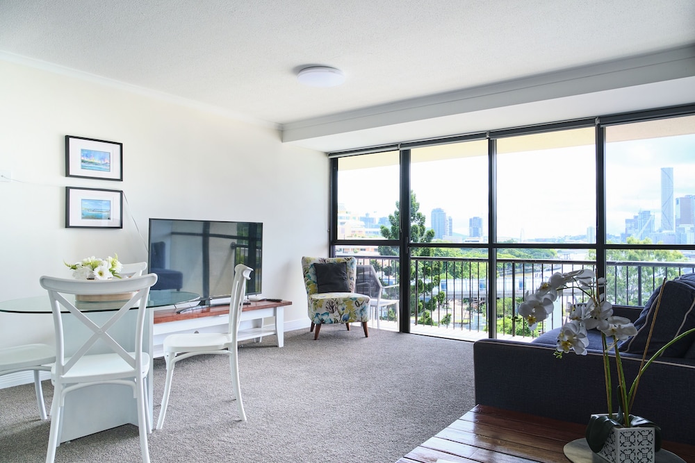Deluxe Riverview Apartment