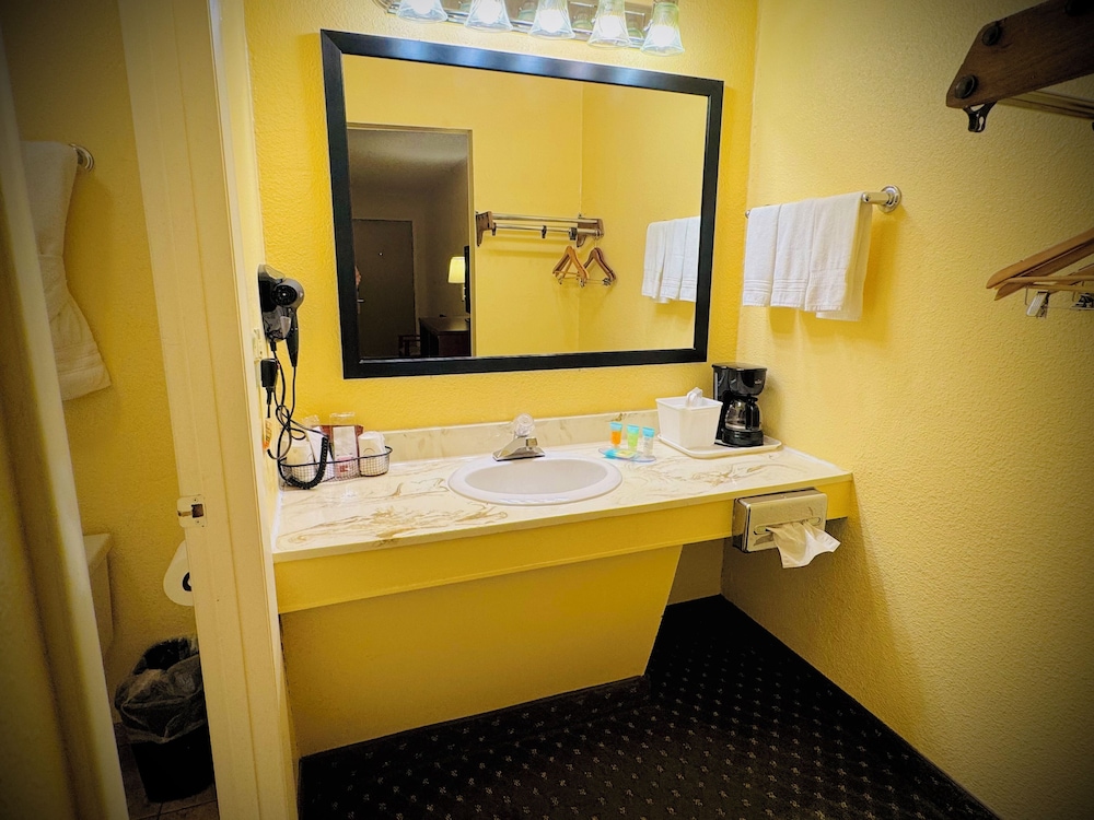 Standard Double Room, 2 Queen Beds, Non Smoking, Refrigerator & Microwave - Photo 5