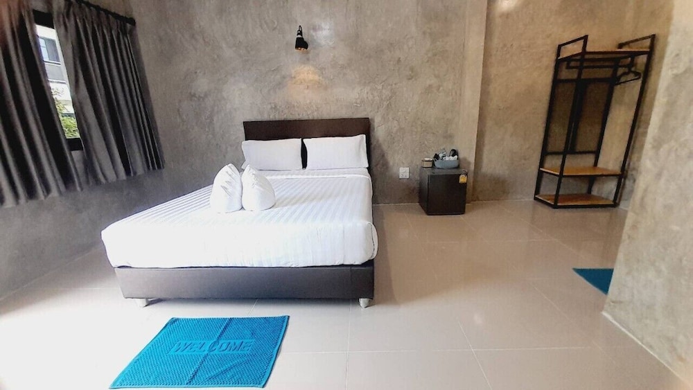 Deluxe Room, 1 Queen Bed, Ground Floor photo 3