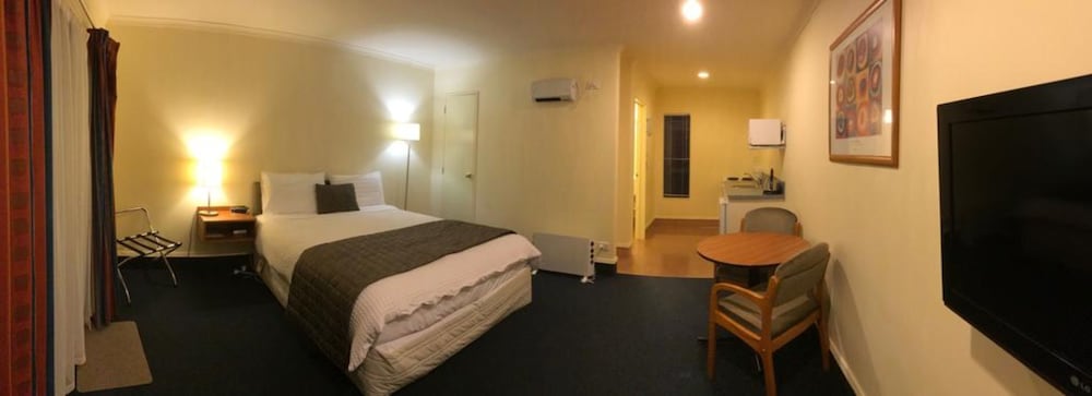 Deluxe Studio Suite, 1 King Bed, Jetted Tub, Ground Floor photo 2