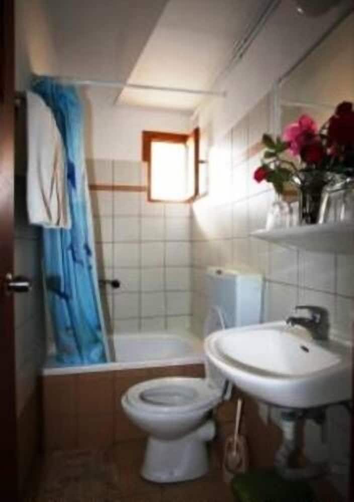 Double or Twin Room - Photo 4