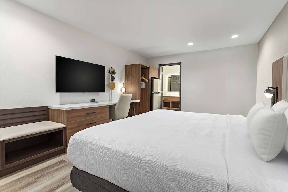 Room, 1 King Bed - Photo 3