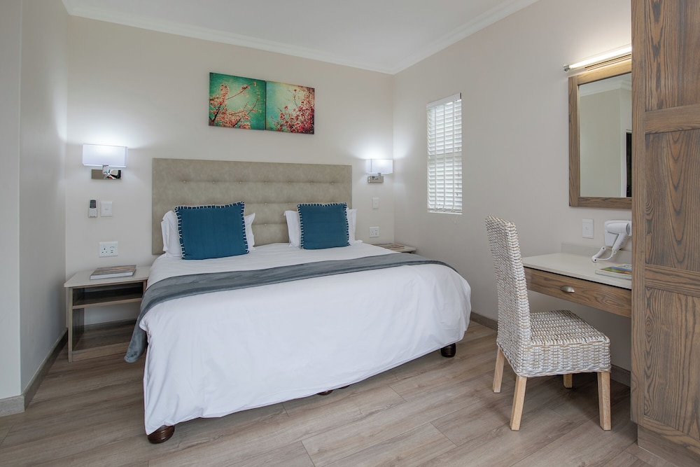 Three Bedroom Villa with Patio photo 2