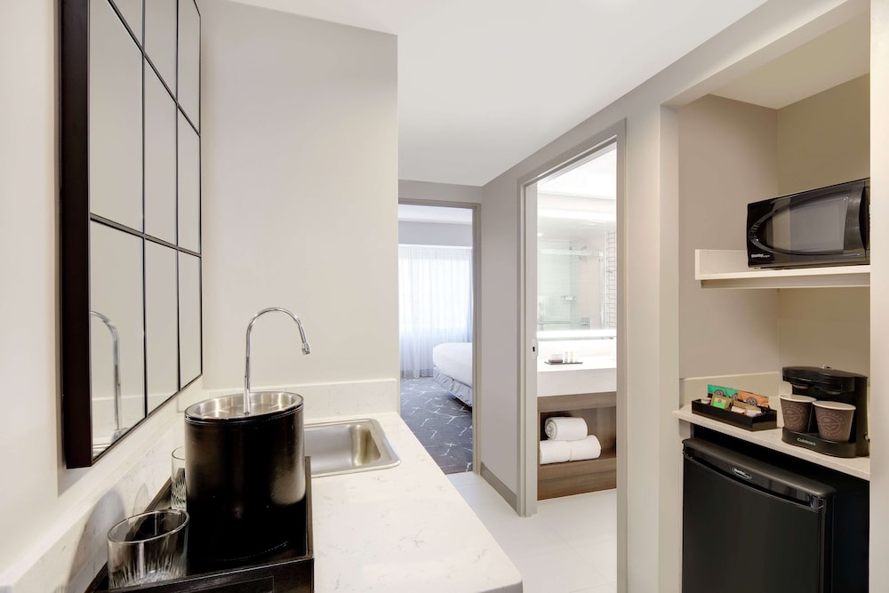 Suite, 1 King Bed, Accessible (Mobility & Hearing, Roll-in Shower) photo 3