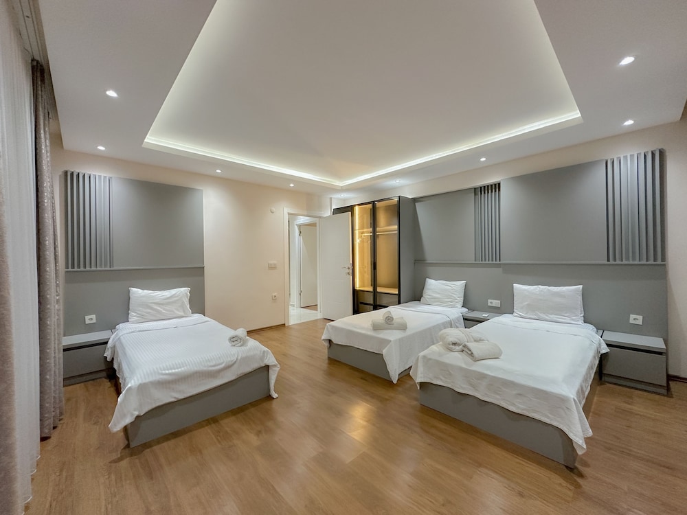Royal Duplex, 3 Bedrooms, Kitchen photo 2
