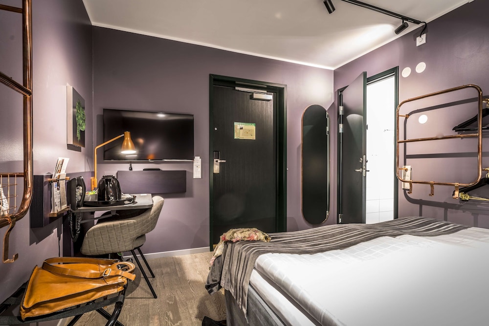 Double Room, 1 Queen Bed, No Windows