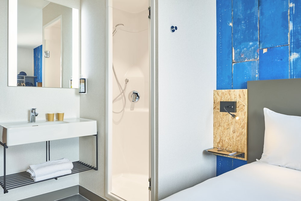 Standard Room, Multiple Beds photo 3