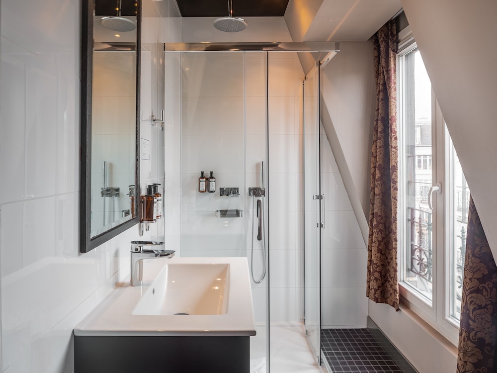 Grand Hotel Lafayette bathroom photo