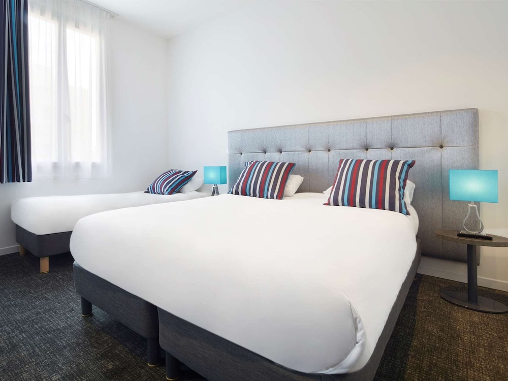 Room, Multiple Beds (1 double Bed and 1 single Bed) photo 2