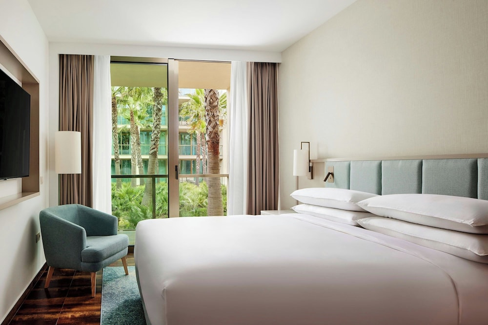 Suite, 2 Bedrooms, Balcony - Photo 6