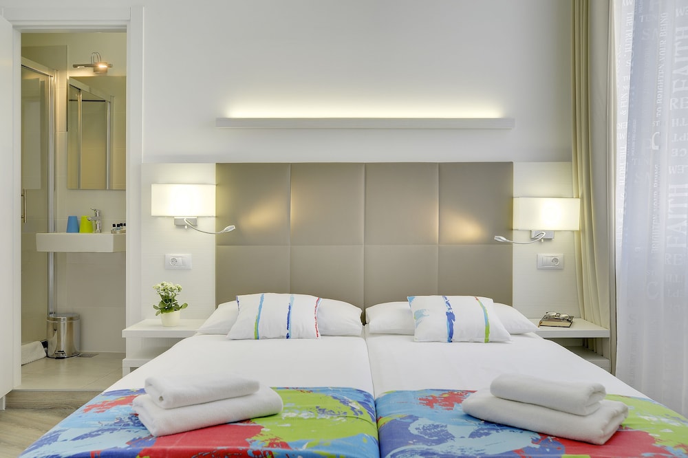 Double or Twin Room photo 3