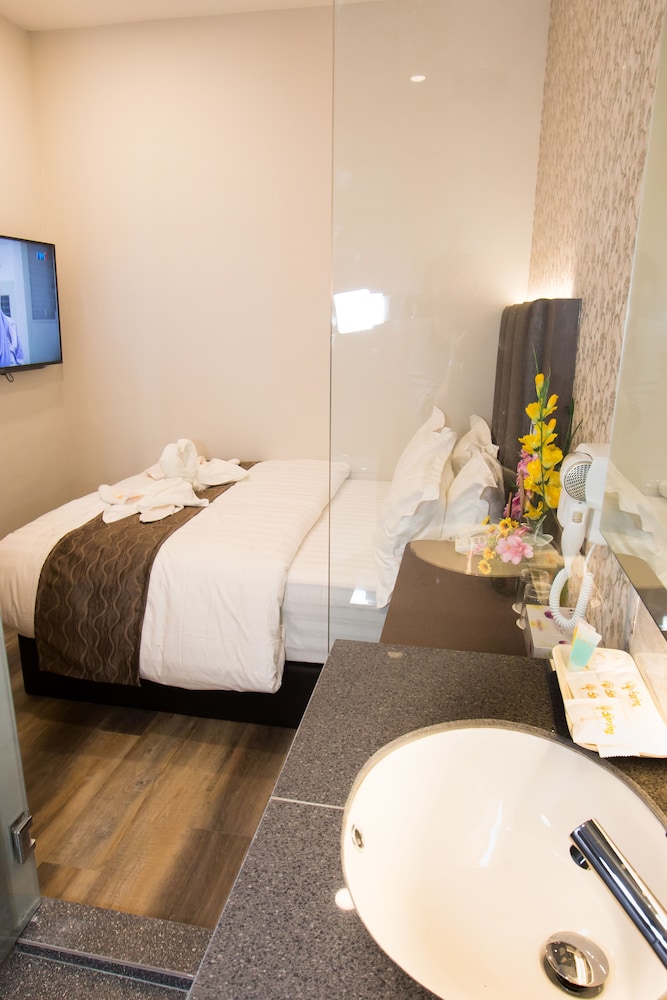 Deluxe Room, 1 Queen Bed, Non Smoking photo 3