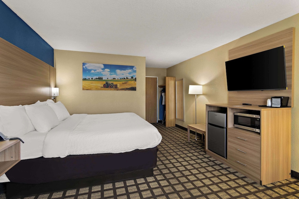 Standard Room, 1 King Bed, Non Smoking - Photo 3