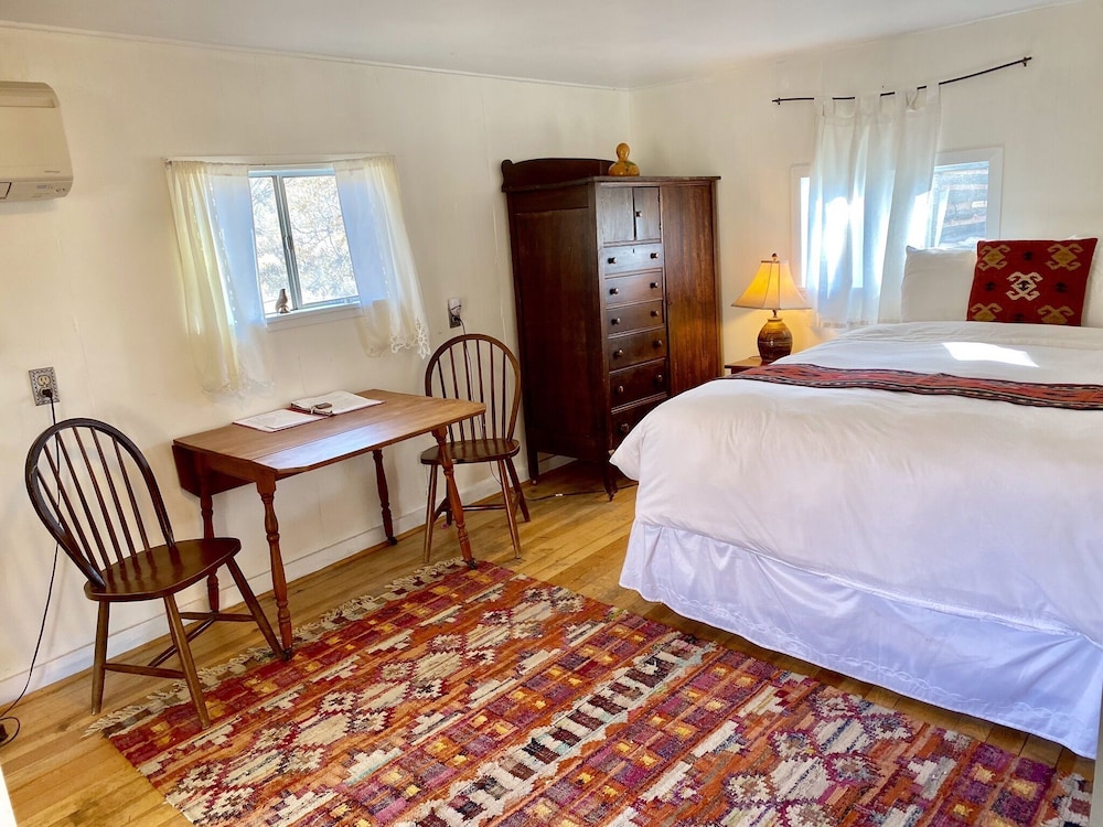 Comfort Cabin, 1 Queen Bed (D.H. Lawrence Cabin) photo 3