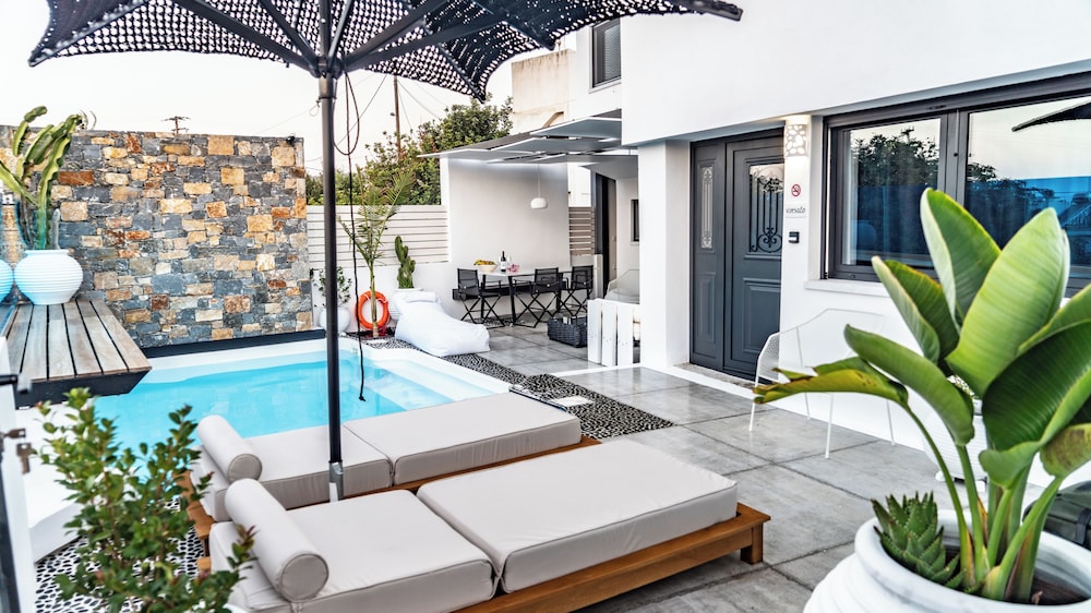 Luxury Apartment, Pool View
