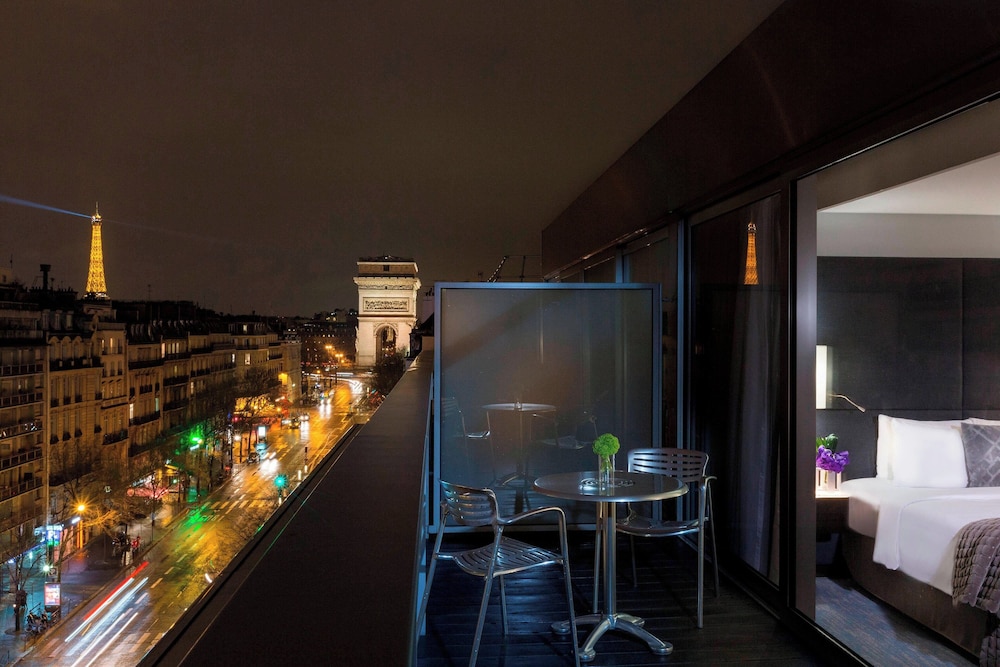 Room, 1 King Bed, Terrace (Paris Sky, Eiffel Tower View) photo 3