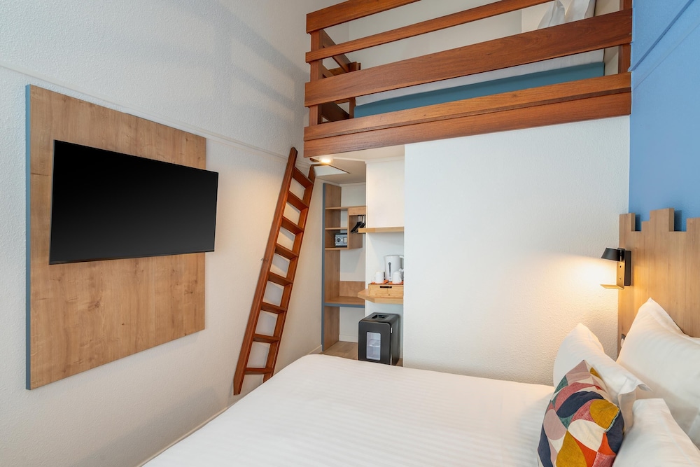 Standard Room, Multiple Beds, Non Smoking, Mezzanine - Photo 7