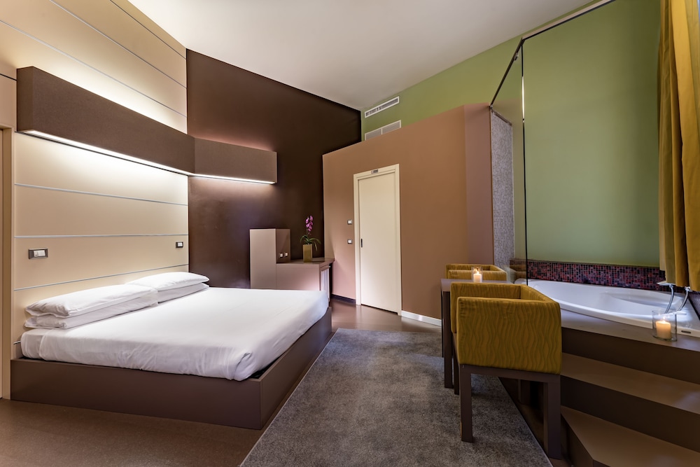 Romantic Apartment, 1 Double Bed, Hot Tub photo 1