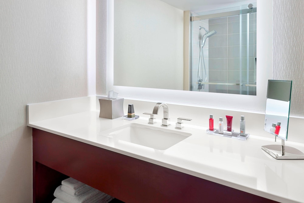 Suite, 1 Bedroom, Tower (Mobility Accessible, Tub) - Photo 4