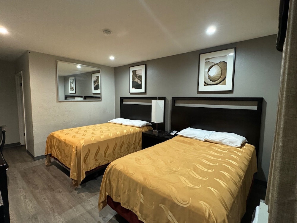 Standard Room, 2 Double Beds, Non Smoking photo 3