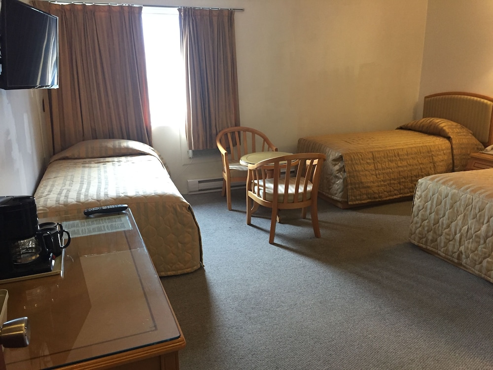 Room, 3 Twin Beds, Private Bathroom