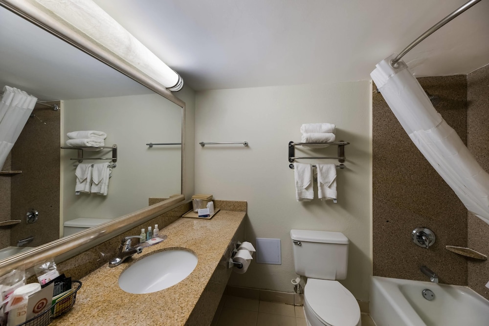 Room, 2 Queen Beds, Non Smoking (Efficiency) - Photo 4