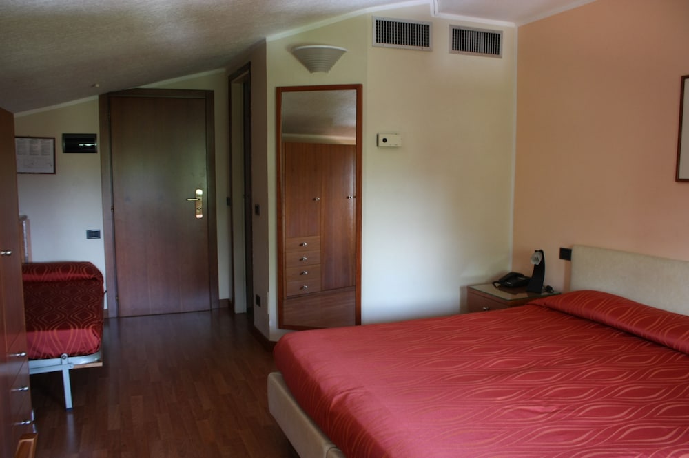 Economy Triple Room (Penthouse) - Photo 2