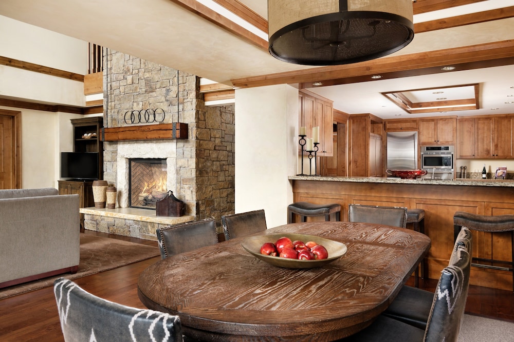 Room, 4 Bedrooms, Non Smoking (The Couloir Residence Slopeside) - Photo 3
