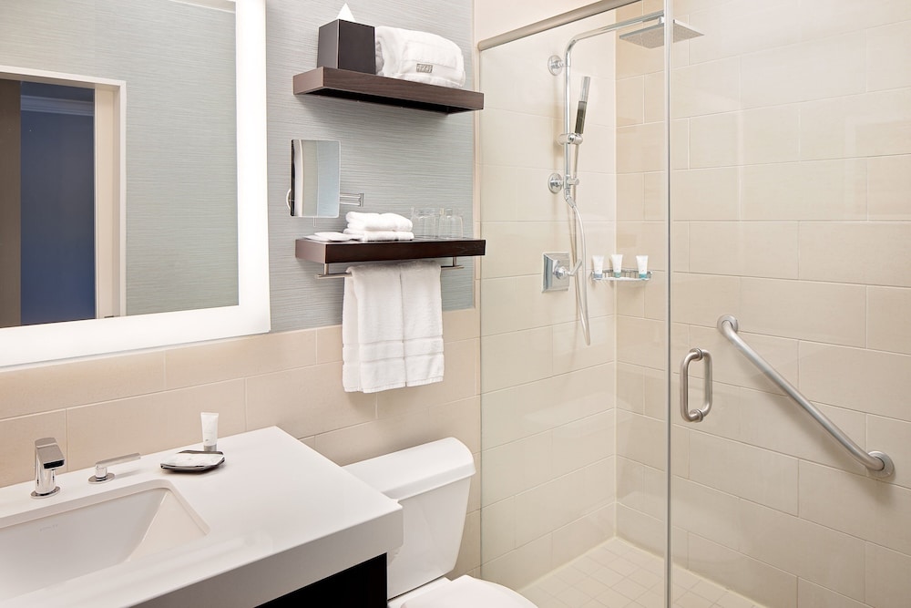 Suite, 1 Bedroom - Photo 4