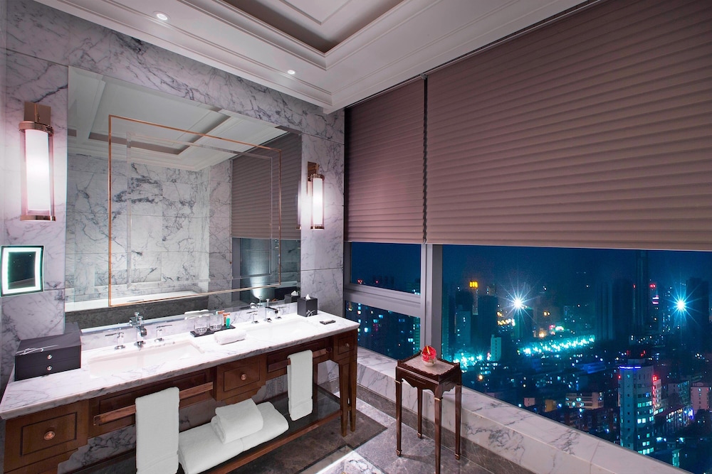 Club Suite, 1 King Bed photo 3