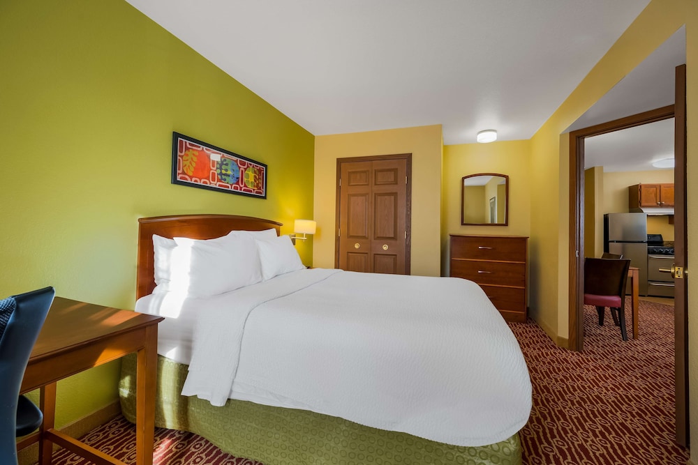 Suite, 1 Queen Bed with Sofa bed, Accessible (Mobility/Hearing Tub One Bedroom) - Photo 8