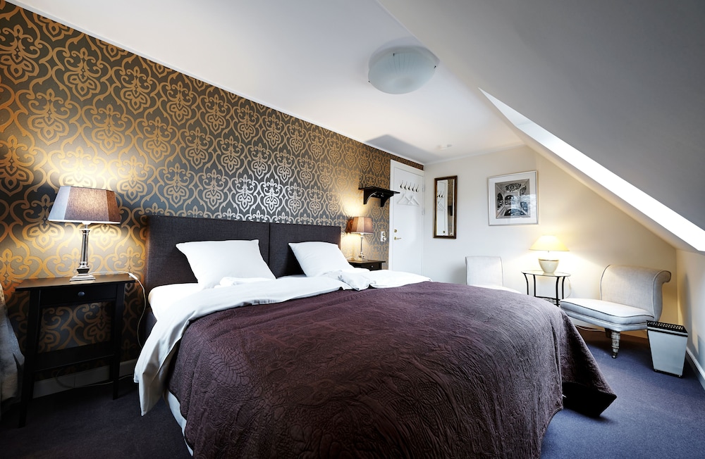 Classic Double Room, 1 King Bed, Garden View photo 2