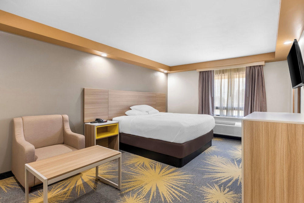 Standard Room, 1 King Bed, Non Smoking - Photo 5