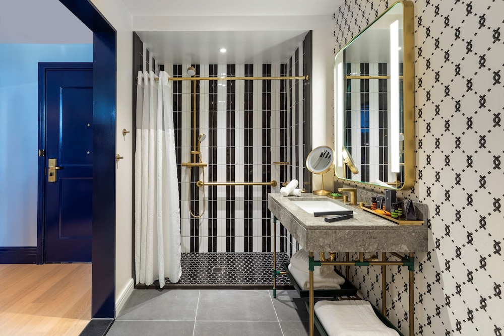 Premium Room, 1 King Bed, Accessible, City View (Roll-In Shower) - Photo 7