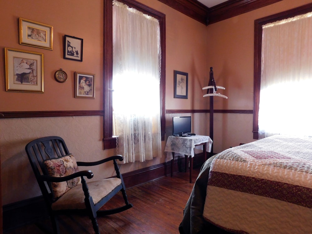 Standard Room, 1 Queen Bed, Non Smoking (Victoria's Room) photo 1