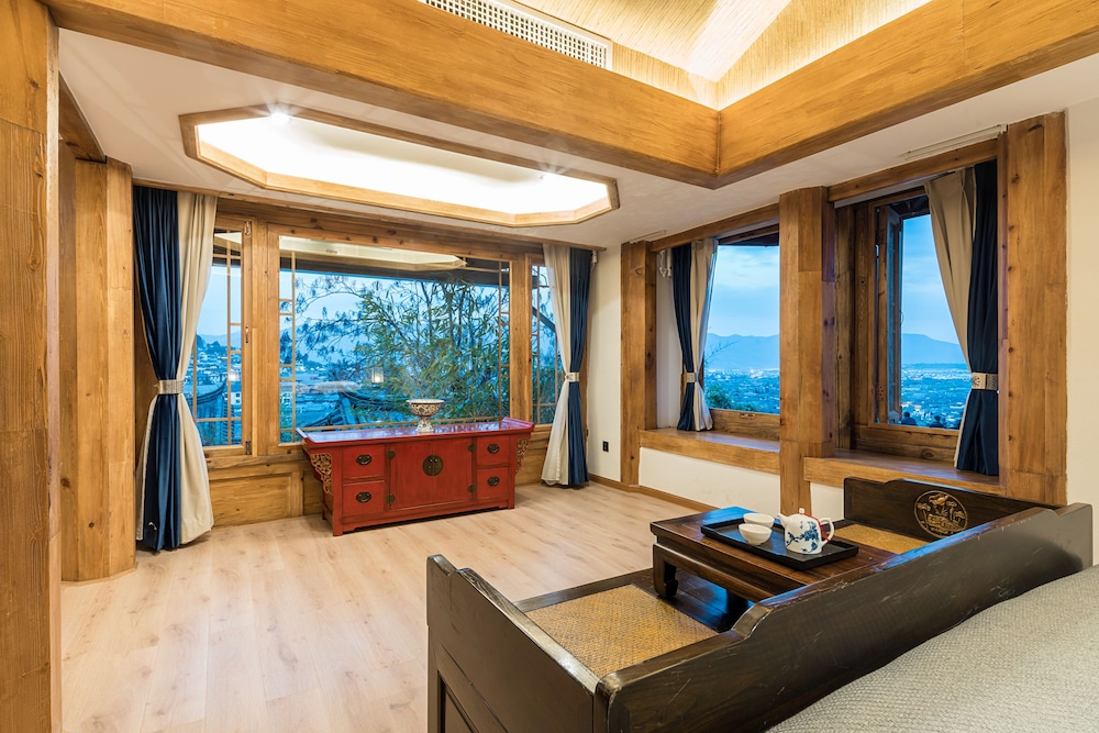 Panoramic Suite, 1 King Bed, Bathtub, City View photo 2