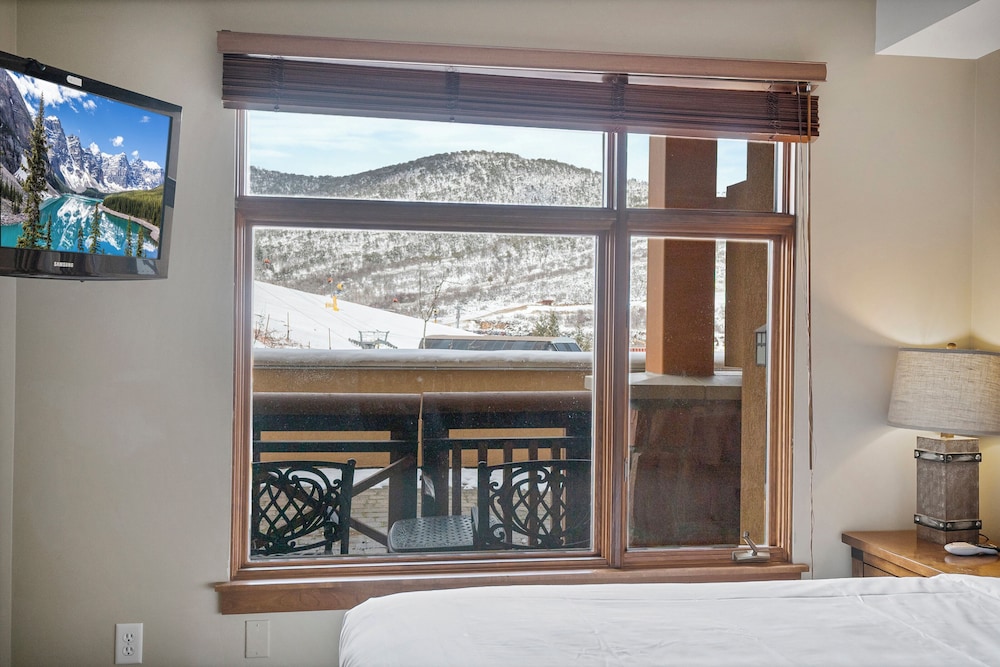 Deluxe Condo, 1 Bedroom, Slope side photo 2