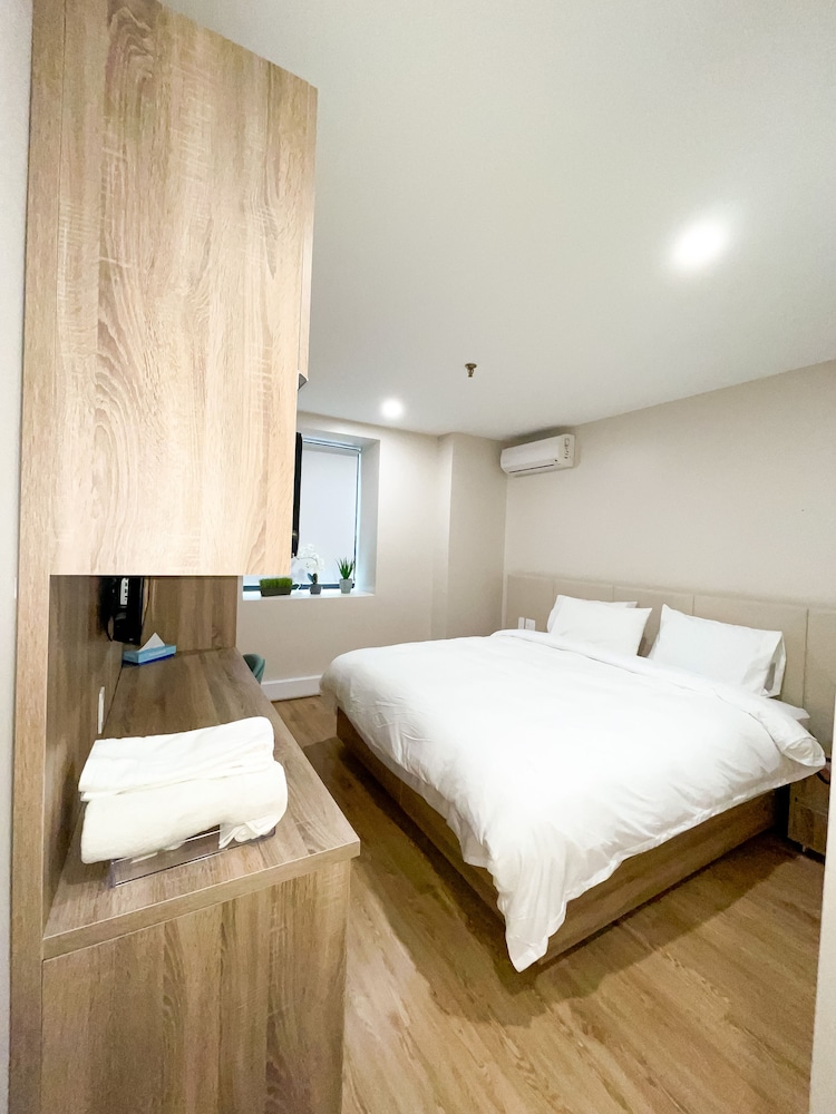Deluxe Room, 1 King Bed photo 3