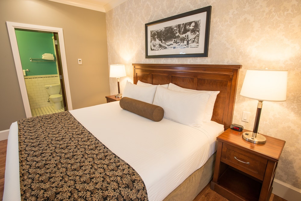 Deluxe Room, 1 King Bed (Rattenburys Room) photo 3