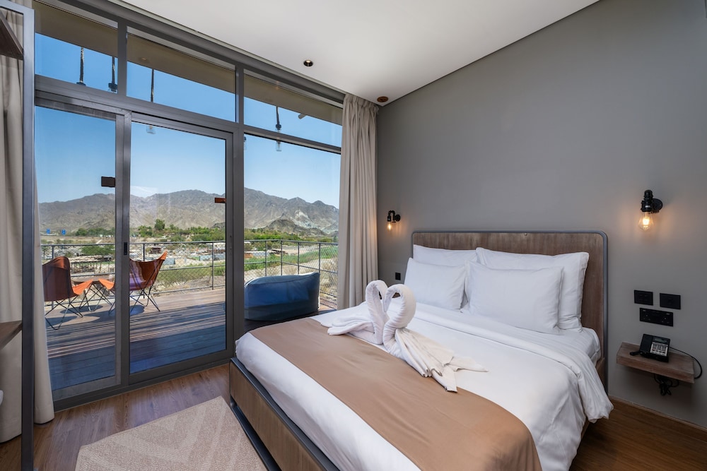 Standard Lodge with Scenic Mountain Backdrop and Adventure Activities photo 2