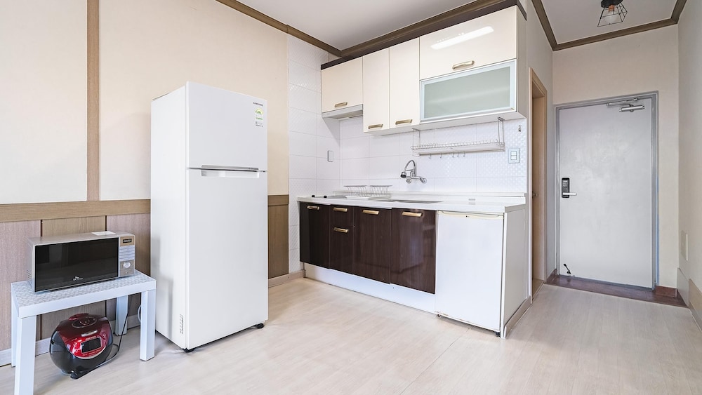 Basic Room, 1 Bedroom (B101) - Photo 3