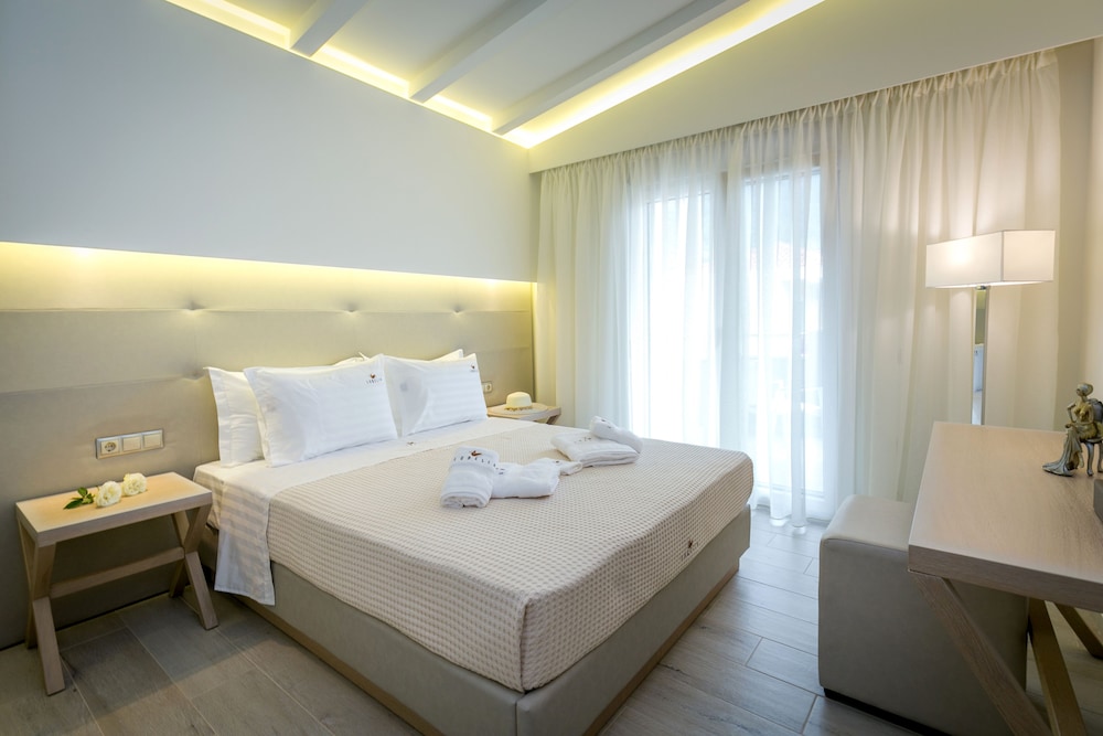Deluxe Suite (205)