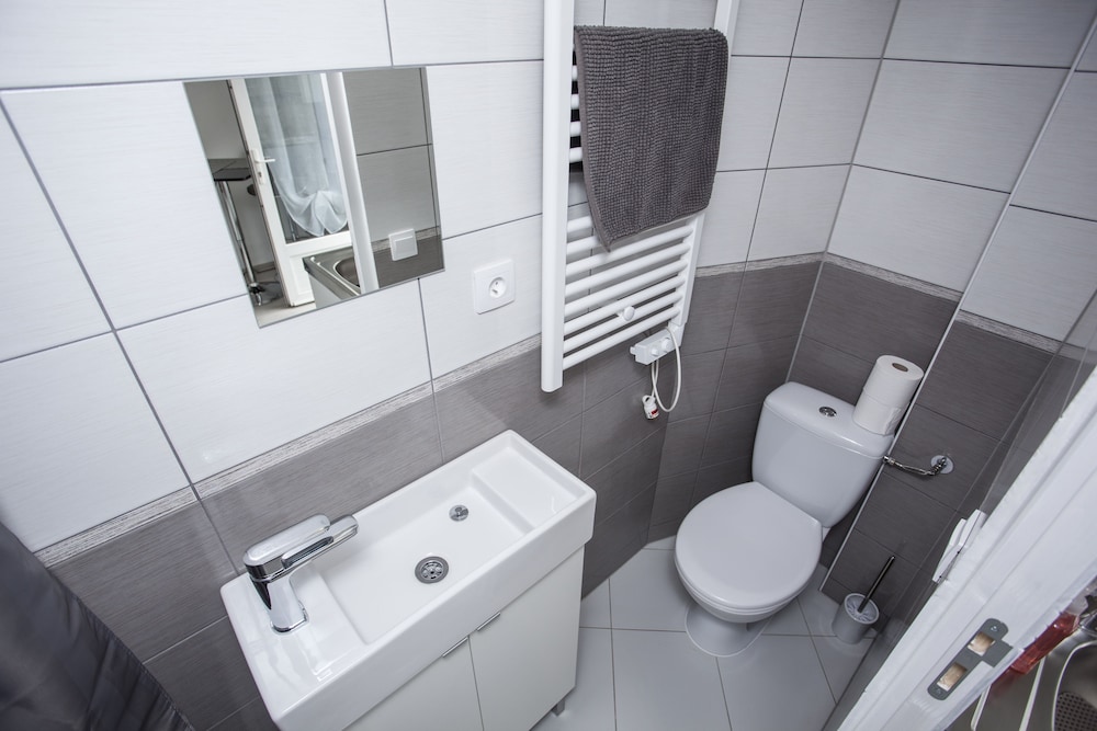 Double Room, Private Bathroom - Photo 4