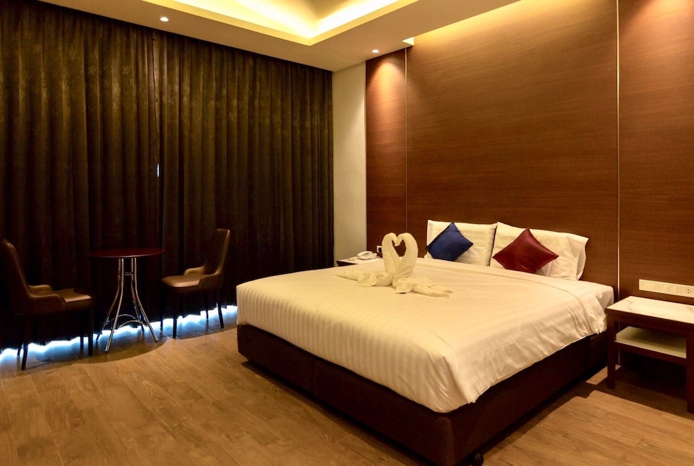 Deluxe King Room - Photo 11