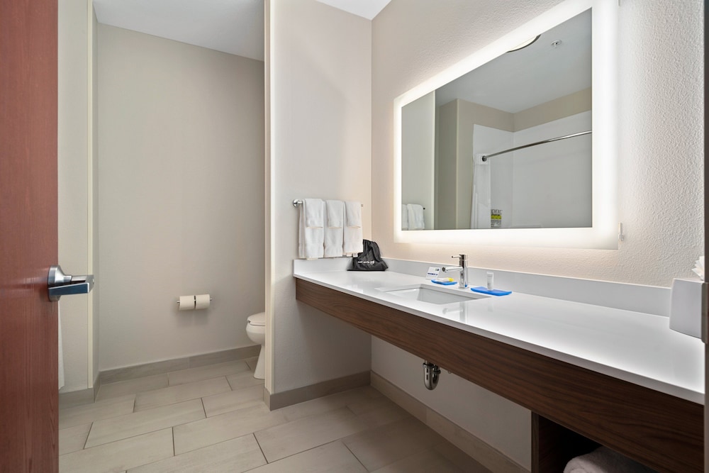 Standard Room, 2 Queen Beds - Photo 6