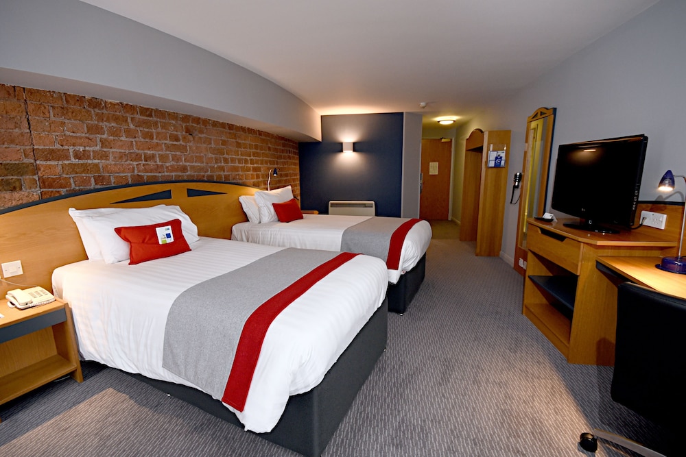 Standard Room, 2 Twin Beds (Albert Dock View, Free Hot Breakfast) - Photo 2