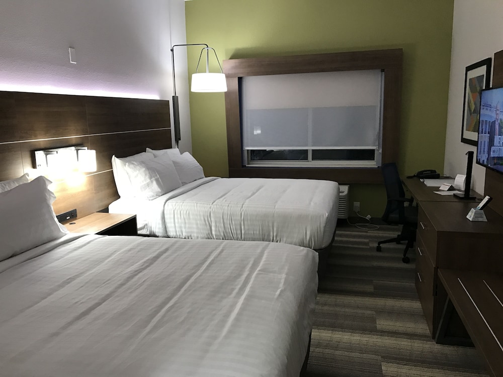 Standard Room, 2 Queen Beds - Photo 3