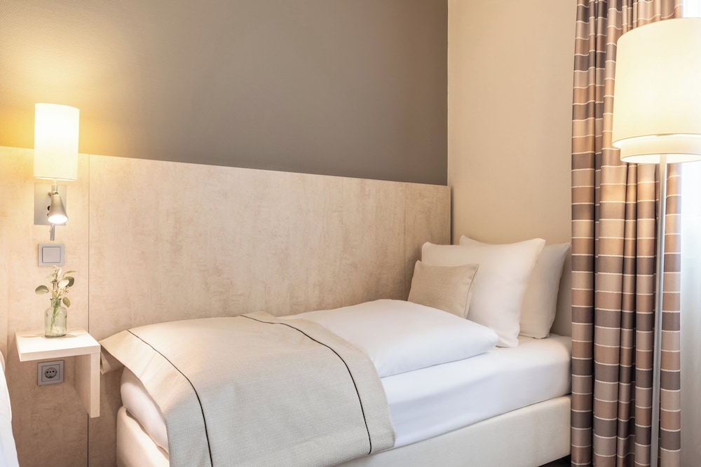 Standard Room, 1 Queen Bed with Sofa bed (Up to 3 Guests) - Photo 4