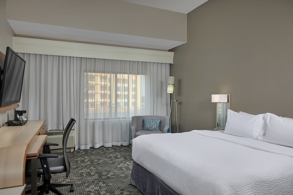 Room, 1 King Bed (Mobility/Hearing Access, Roll-in Shwr) - Photo 1